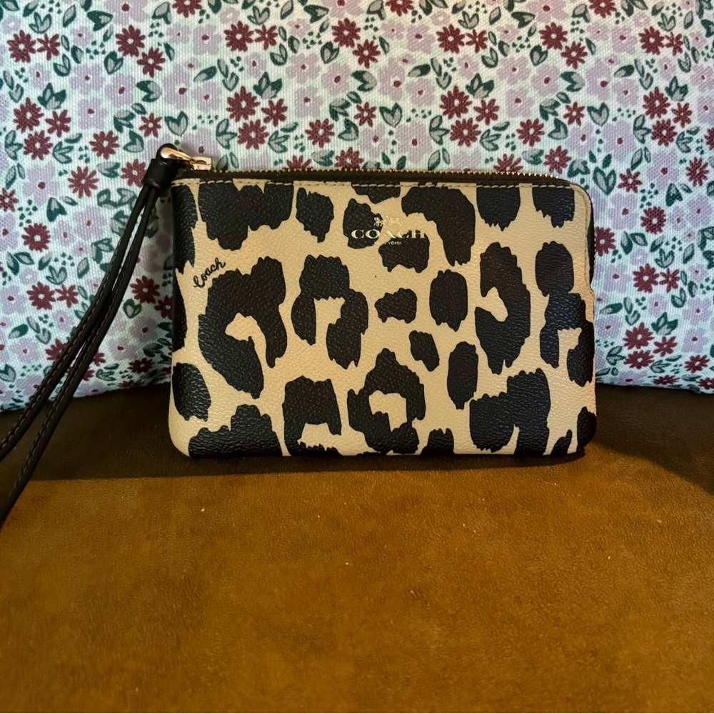 ***SOLD*** Coach Corner Zip Wristlet with Leopard Print Black Multi CW859 EUC